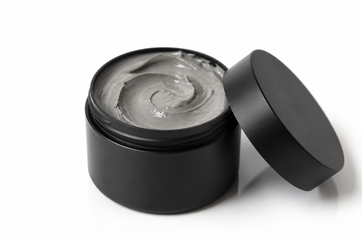 Masque visage détox argile et charbon — pot cosmétique noir